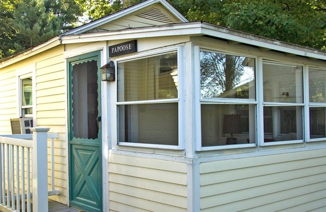 papoose Cozy lakefront rental for two with private beach