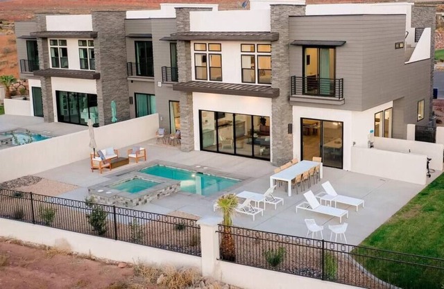 Parade Home w/Private Pool & 7 Bedrooms