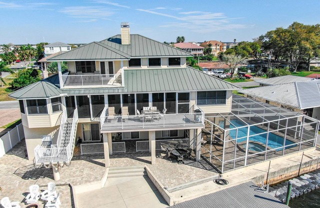 Paradise at it's finest , gulf front, heated Pool/Jacuzzi/kayaks/bicycles .