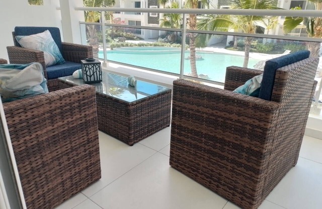 Paradise Found - beautiful, clean, modern condo 12min walk to the beach