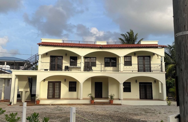 Paradise Inn Placencia - Turtle Suite on the beach