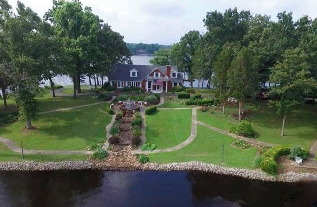 Paradise On The Lake ~ Luxurious Peninsula Property ~ Best View On The Lake!