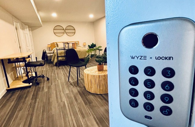 Paradise Themed Bedroom Suite w Garage Parking & Private Entrance-Chattanooga