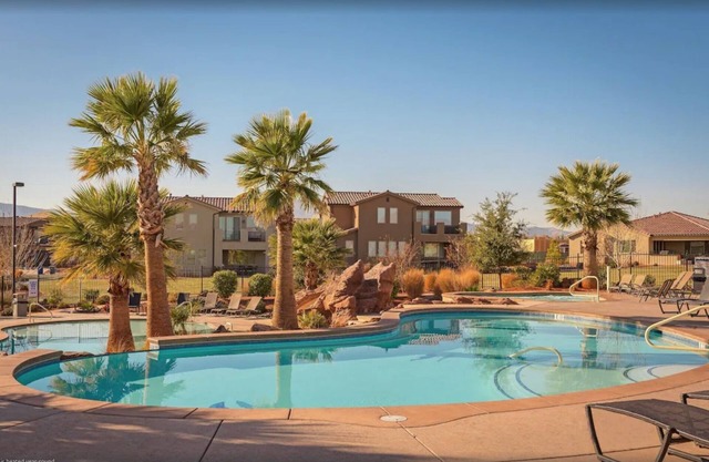 Paradise Village Home in Santa Clara, Poolside Location, Private Hot Tub, BBQ