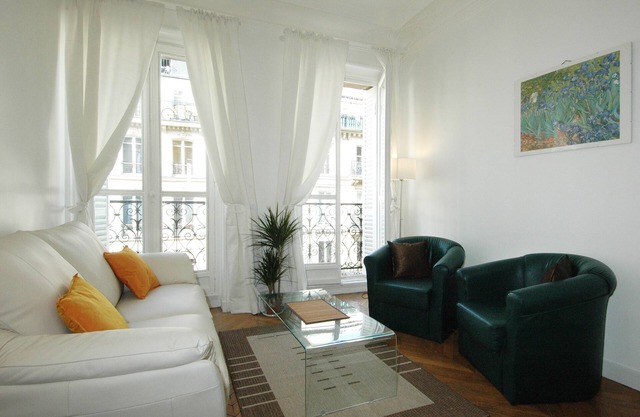 PARIS ON FOOT,TOURISTIC AREA .WITH LIFT , WIFI , AC
