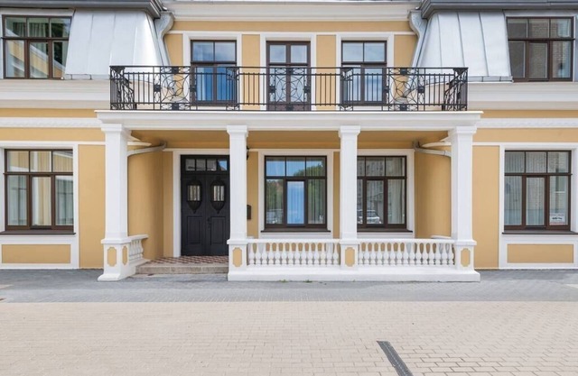 Park Avenue Apartments No.6 by Hostlovers