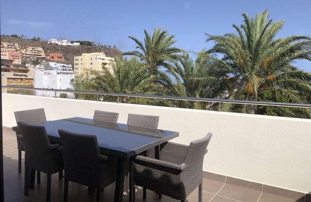 Parkview 2 bedroom penthouse with air-conditioning, WIFI & huge terrace!