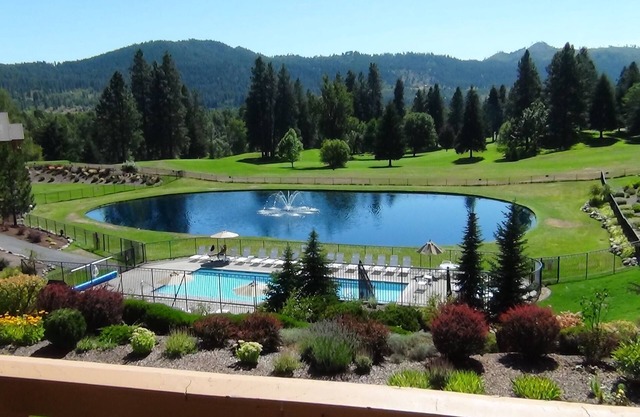 PARK @ THE CONDO AND WALK TO TOWN. POOLS & HOT TUBS OPEN NOW, PRETTY VIEWS