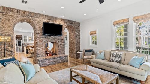 Parker by AvantStay Radiant Home w Stunning Design Close to Beach