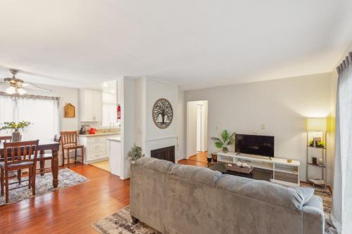 Parking,Pet,2bd,2b,WIFI,Smart TVs,Walk to Food,Fun
