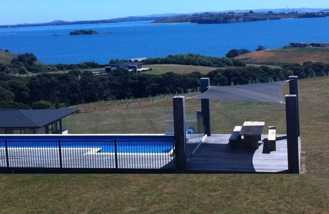 Parkpoint Retreat- 6 acre's, Heated Pool and Spa