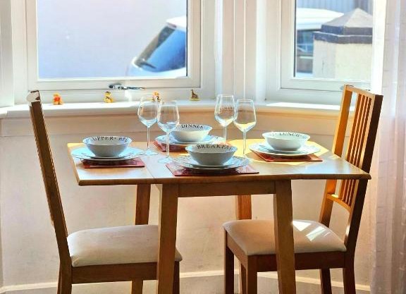 Parkside 2 bedrooms appartment with encolsed garden
