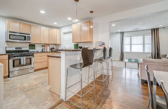 PARKSIDE BUNGALOW - 15 MINS DOWNTOWN & AIRPORT + FREE PARKING!