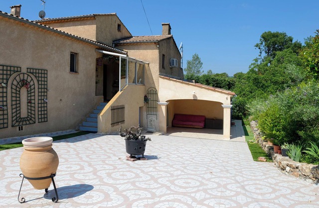 part of villa on the ground floor next to a vineyard