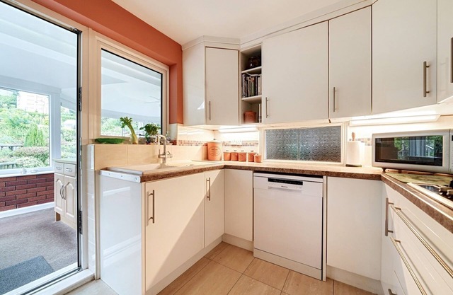 Pass the Keys | Close to Uni homely and suitable for families
