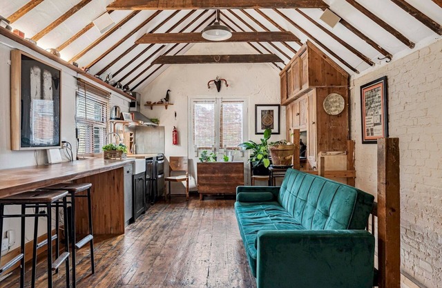 Pass the Keys | Cosy Flat, historic 1880 coach house, North London