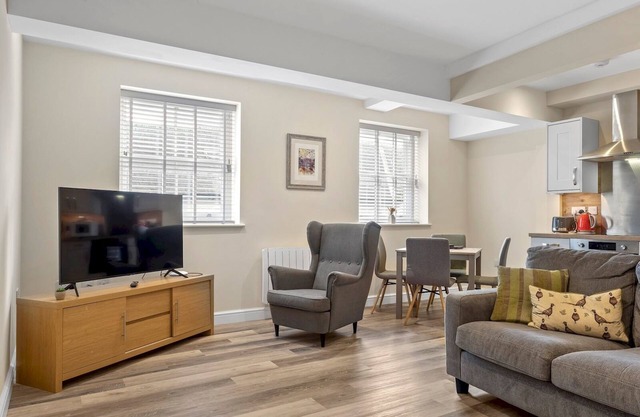 Pass the Keys | Newly Renovated 2 Bedroom Town Centre Apartment