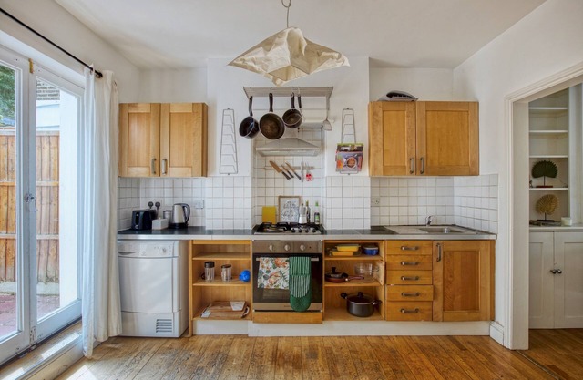 Pass the Keys | SE24, 1BD apart with Kitchen, Parking, Terrace