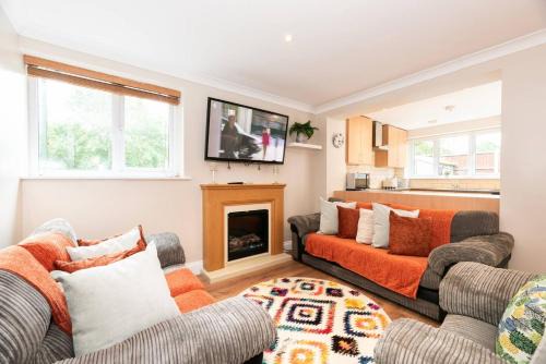 Pass the Keys Spacious 3BR Free Parking House Mins to Central London