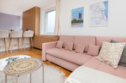 Pastel Apartment with Two Bedrooms and Balcony in Gdynia by Noclegi Renters