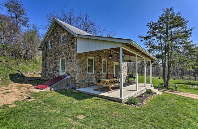Patio & Fire Pit: Idyllic Cottage in Hellertown!