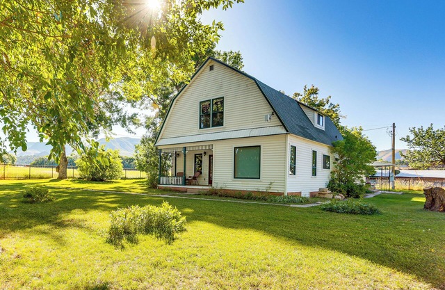 Patio & Mountain Views: Farmhouse in Mancos!