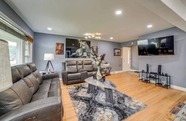 Patio & Yard: Quiet Home in Chicago Area