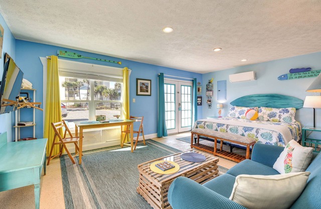 PCB Studio w/Private Patio: Steps to Beach!
