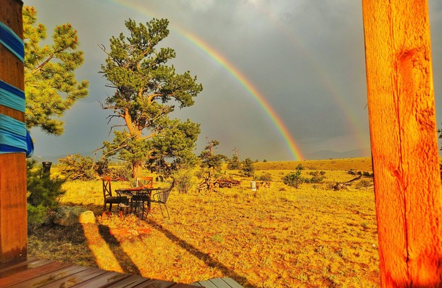Peaceful 1 bedroom off-grid Rocky Mountain Cabin