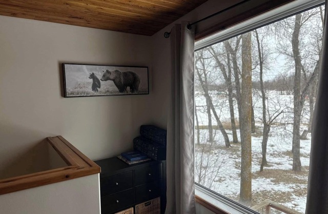Peaceful 2-BR Waterfront Retreat. Lots of amenities ,AC,WiFi,and great fishing!