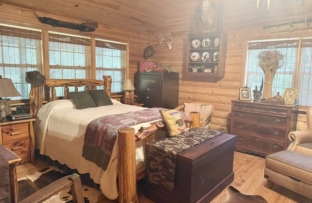 Peaceful 2BR Cabin Retreat in Tifton-Shady Pondside Getaway on Quiet Dirt road