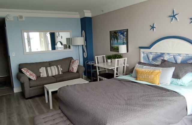 Peaceful and clean beach studio with ocean and city views in Daytona Beach