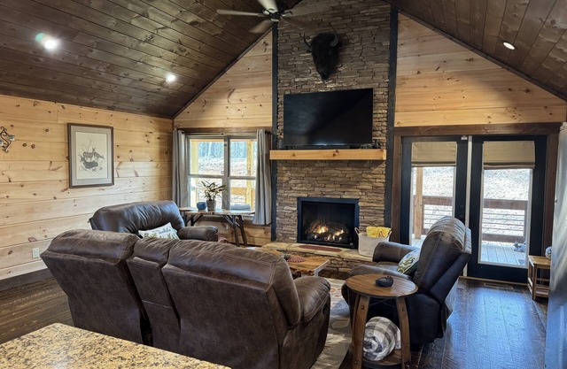 Peaceful and pristine newly built cabin perfectly located near the Ocoee River