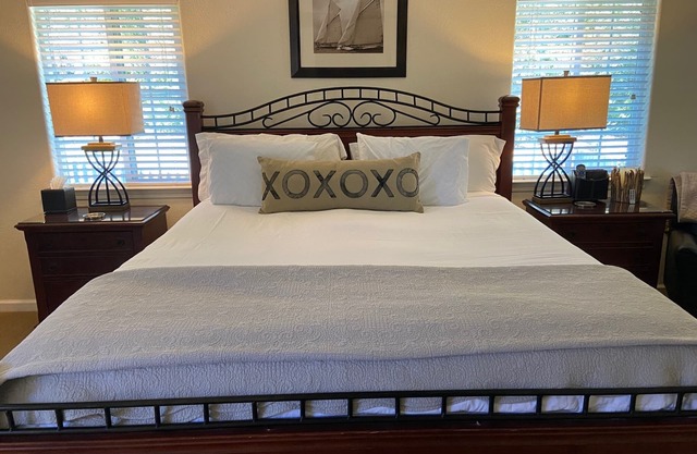 Peaceful and Private Hot Tub, 2.1 miles to Sonoma Plaza, Romantic Getaway for 2