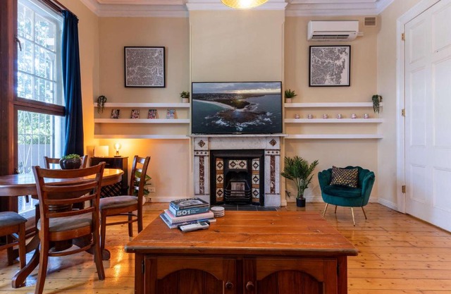 Peaceful and Stylish Petersham Aparttment with Parking