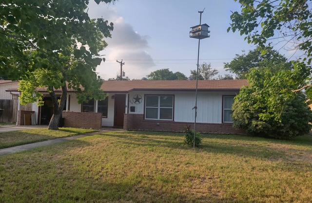 Peaceful & central located home with fully equipped kitchen & backyard BBQ oasis