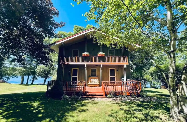 Peaceful Cozy Lakefront Chalet in Laurel Highlands with Private Dock