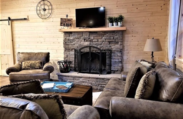 Peaceful Creekside Cabin, Easy Access (Paved road) - Walnut Creek Haven