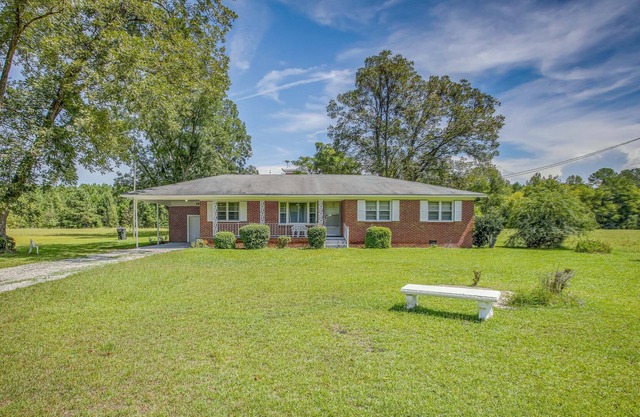 Peaceful Effingham Abode w/ Fireplace!