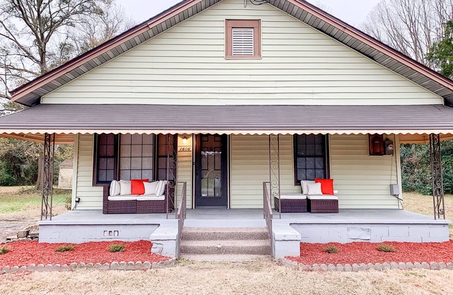Peaceful & Family Friendly 3BR w/Large Backyard