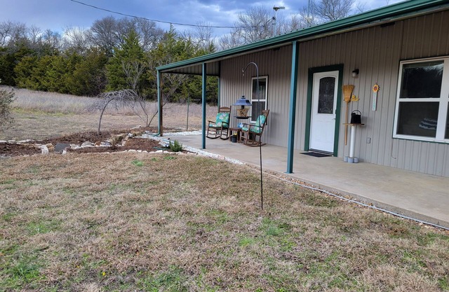 Peaceful, fully appointed 2-bedroom house with WiFi.