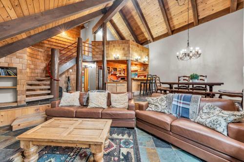 Peaceful Getaway Pet Friendly with Hot Tub and Grill