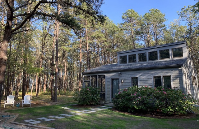 Peaceful Guest House Cottage, w air conditioning and only 0.2 to private beach!