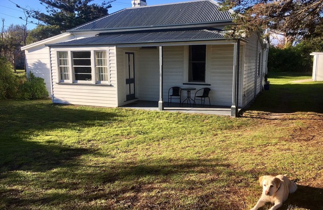 Peaceful, heritage listed cottage with all comforts on huge block opposite beach