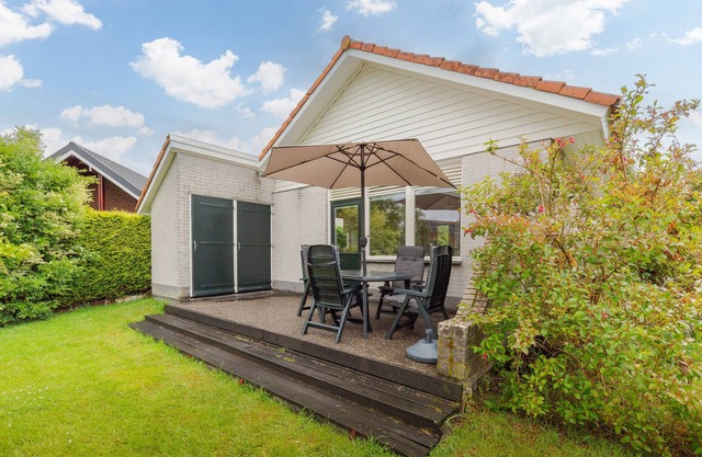 Peaceful Holiday Home by the Lake & Nature Reserve