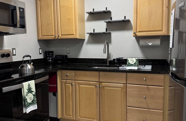 Peaceful, Immaculate Apartment! Centrally located, unique & fully furnished!