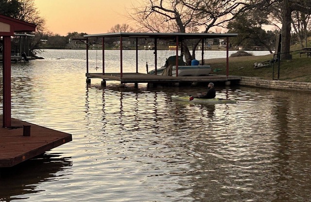 Peaceful Lakefront! 2 miles to square🏡kayaks🎣huge dock🏊firepits🦋fishing🌸recharge