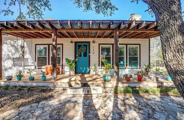 Peaceful Lakehouse with additional cabana sleeps 10, kayaks & huge dock.