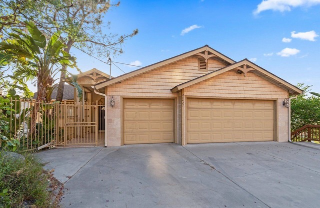 Peaceful Lakeside Retreat on Millerton Lake ~ SPA ~ Gameroom ~ 3 Bedroom