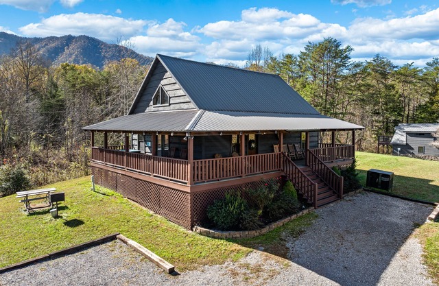 Peaceful Lodge-Style Cabin w/Free Attraction TIckets & Private Hot Tub